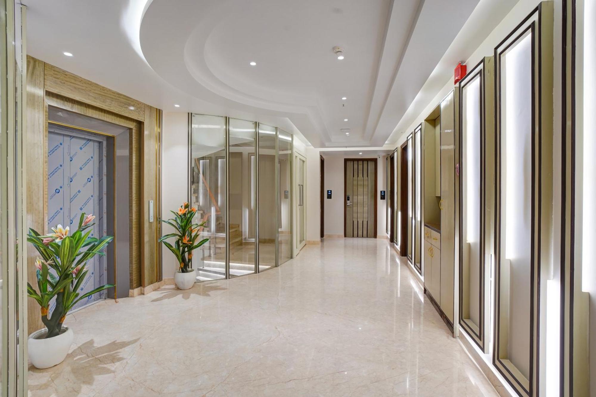 Hotel Newly Built Gold The Royal With Rooftop Restaurant - 2mins Walk From Rail Station & 5mins From Connaught Place