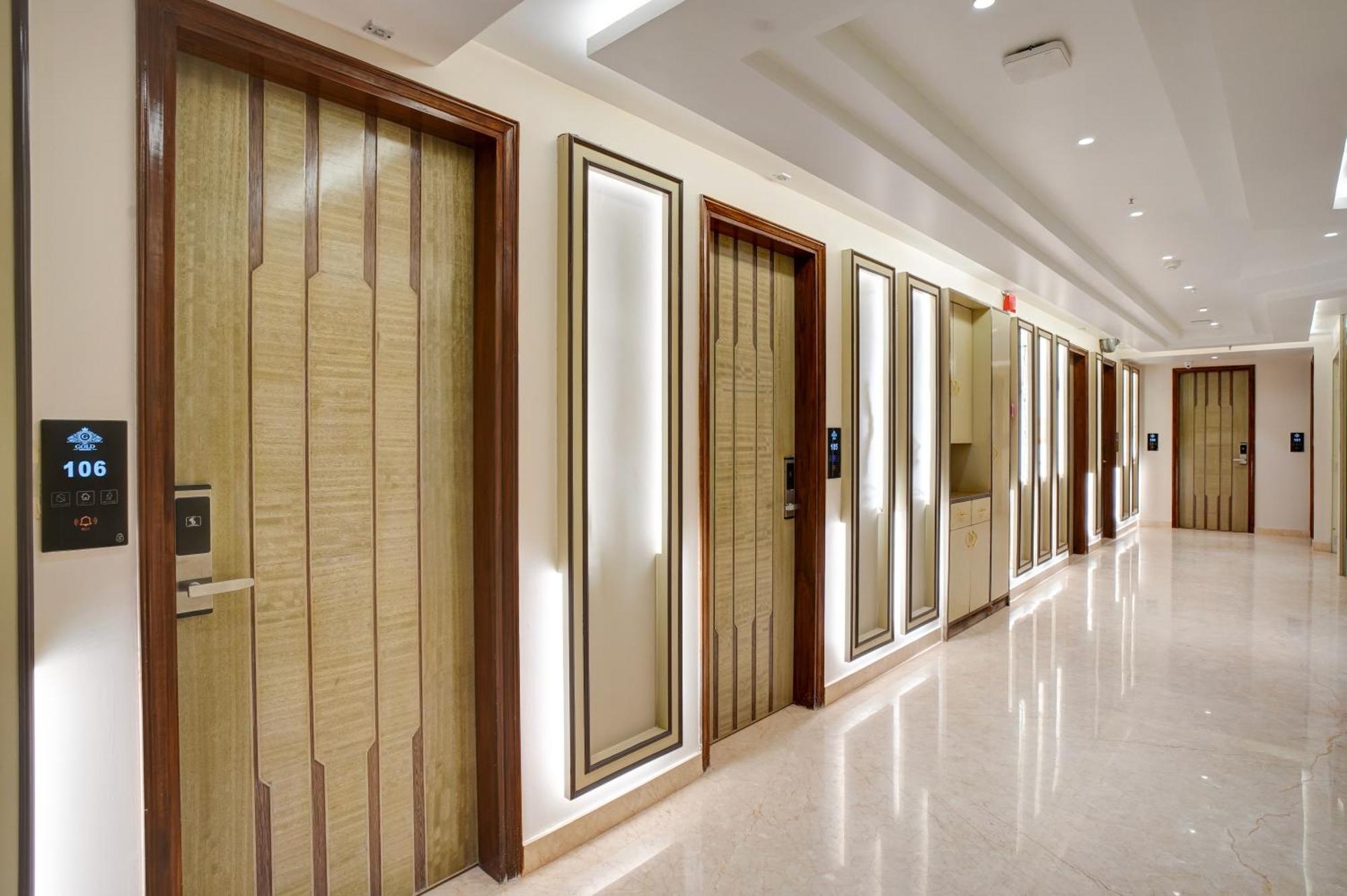 Newly Built Gold The Royal With Rooftop Restaurant - 2mins Walk From Rail Station & 5mins From Connaught Place New Delhi