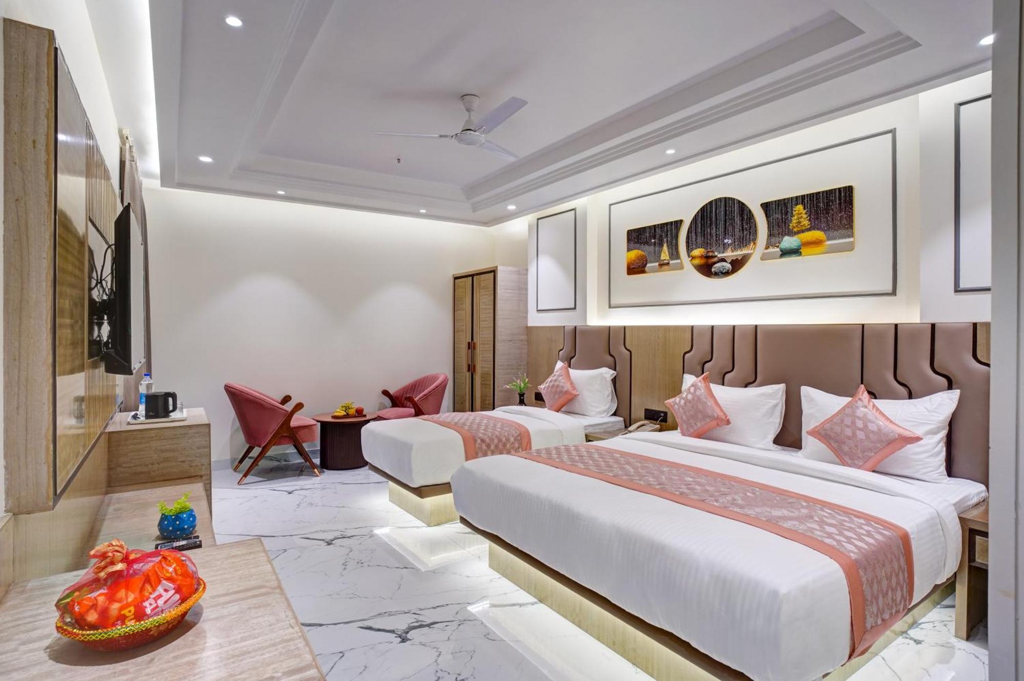 Newly Built Gold The Royal With Rooftop Restaurant - 2mins Walk From Rail Station & 5mins From Connaught Place Hotel 4*