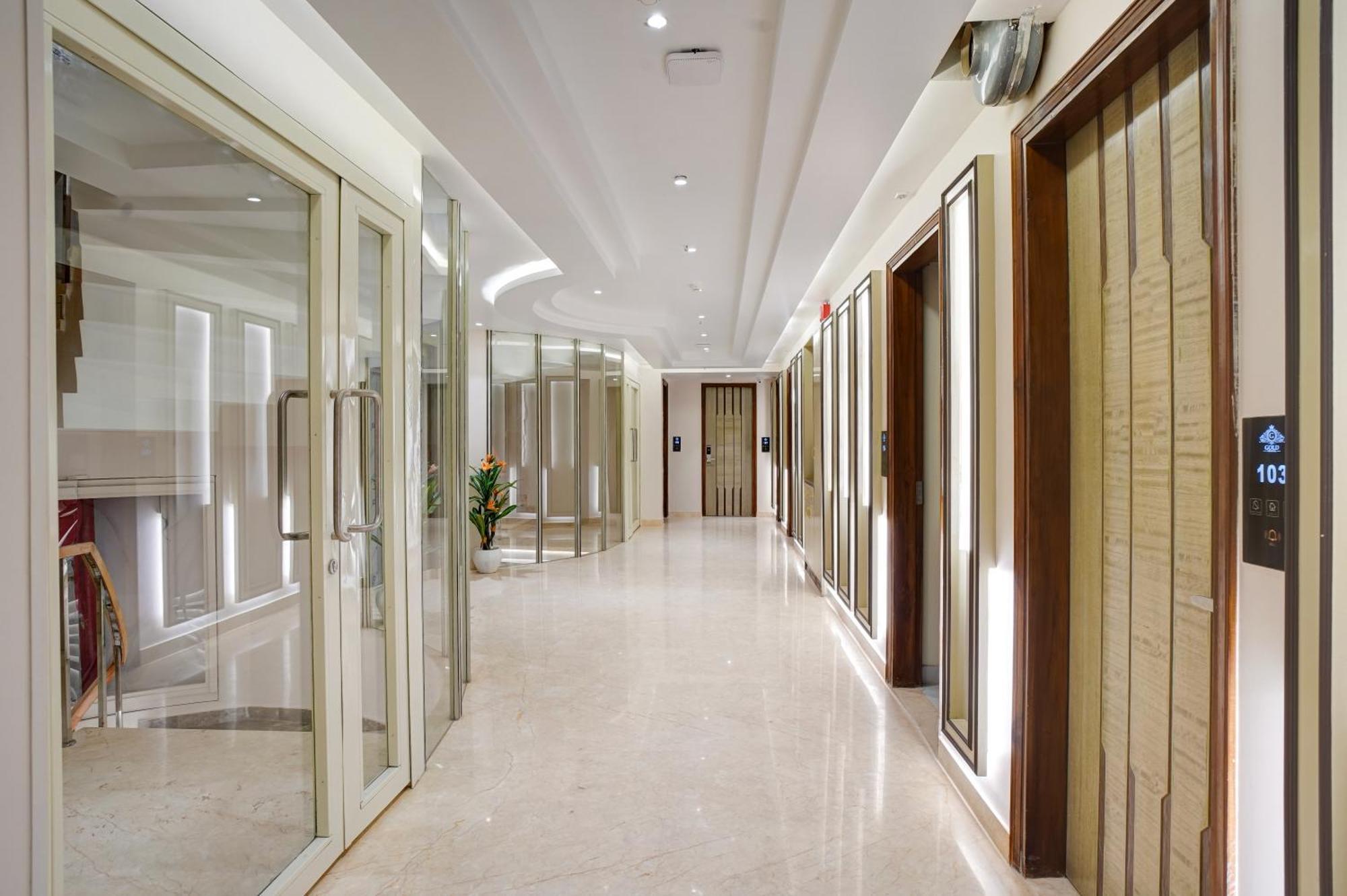 Newly Built Gold The Royal With Rooftop Restaurant - 2mins Walk From Rail Station & 5mins From Connaught Place 4* New Delhi