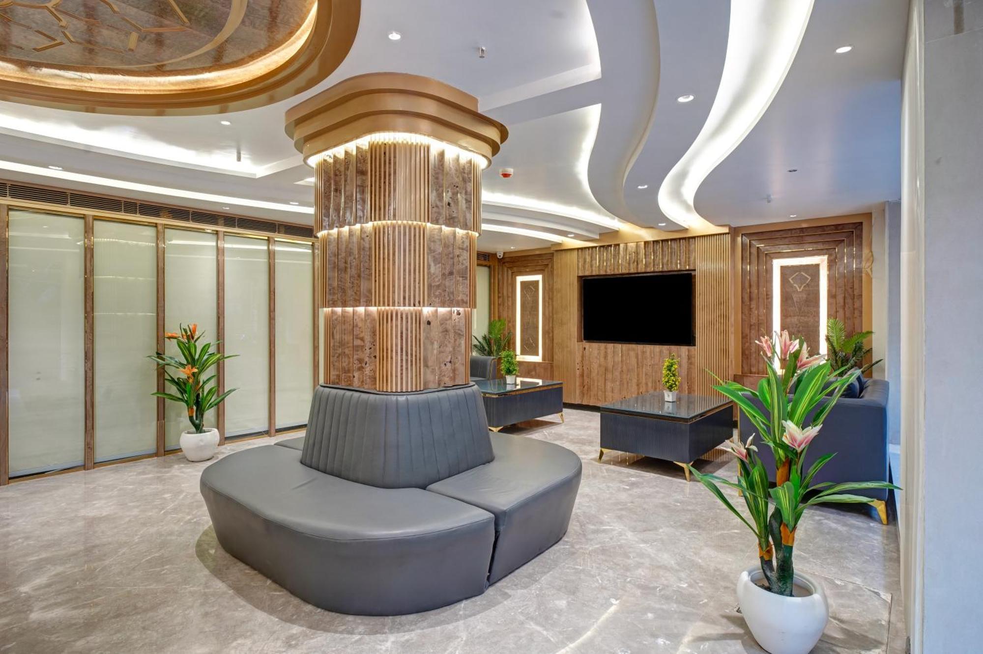 Newly Built Gold The Royal With Rooftop Restaurant - 2mins Walk From Rail Station & 5mins From Connaught Place Hotel