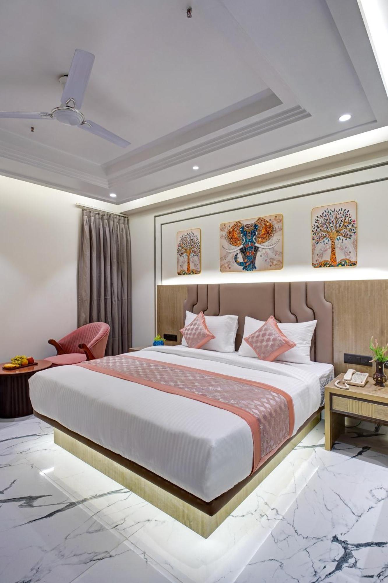 Newly Built Gold The Royal With Rooftop Restaurant - 2mins Walk From Rail Station & 5mins From Connaught Place Hotel New Delhi