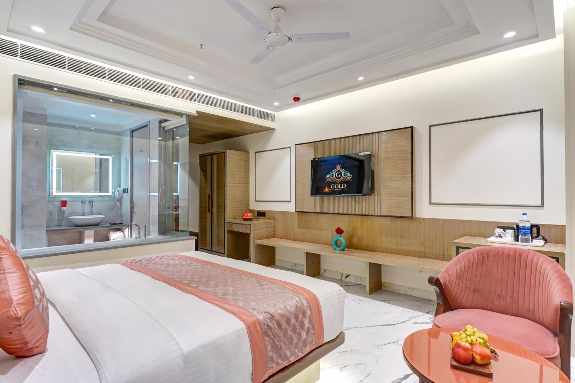 Newly Built Gold The Royal With Rooftop Restaurant - 2mins Walk From Rail Station & 5mins From Connaught Place 4* New Delhi