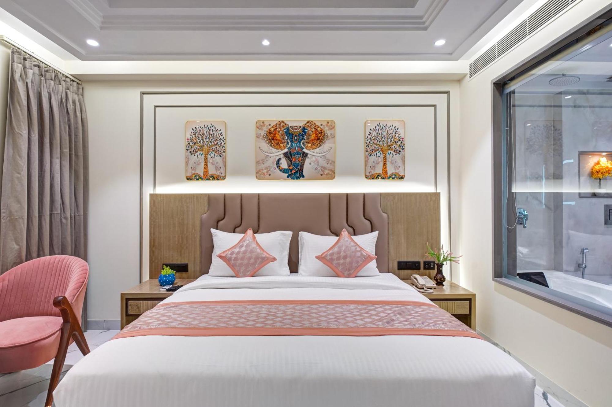 Hotel Newly Built Gold The Royal With Rooftop Restaurant - 2mins Walk From Rail Station & 5mins From Connaught Place
