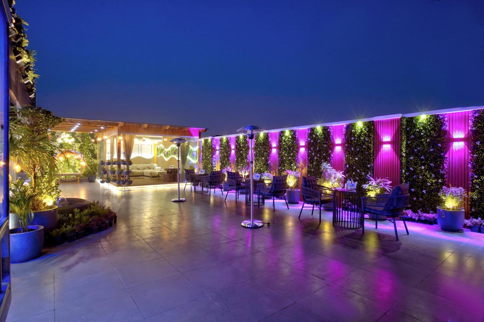 Newly Built Gold The Royal With Rooftop Restaurant - 2mins Walk From Rail Station & 5mins From Connaught Place 4* New Delhi