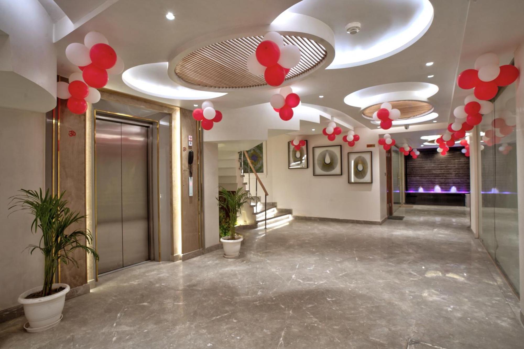 Newly Built Gold The Royal With Rooftop Restaurant - 2mins Walk From Rail Station & 5mins From Connaught Place 4*