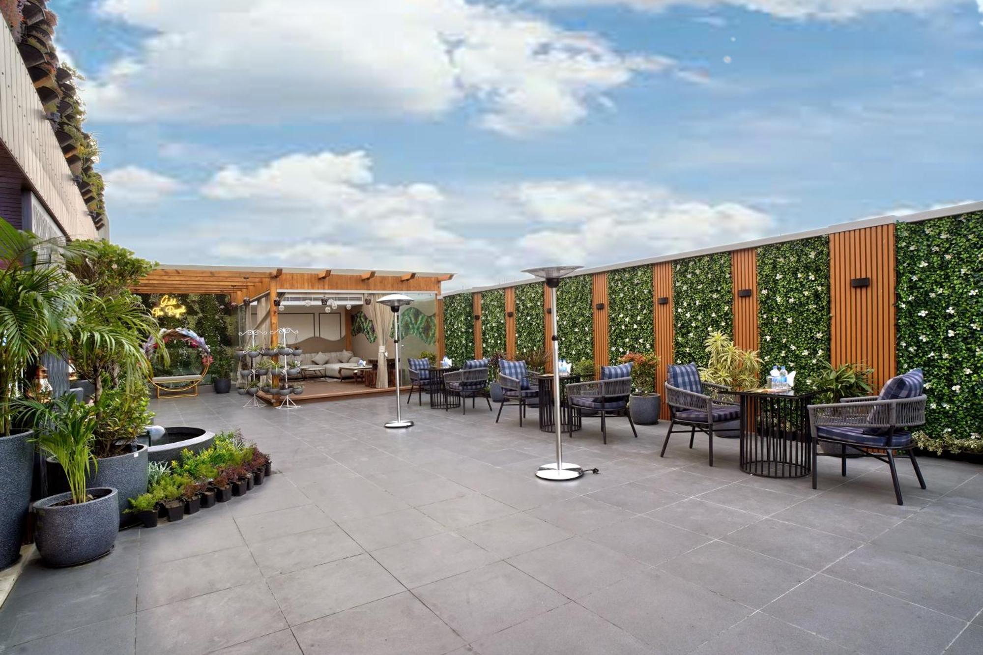 Newly Built Gold The Royal With Rooftop Restaurant - 2mins Walk From Rail Station & 5mins From Connaught Place