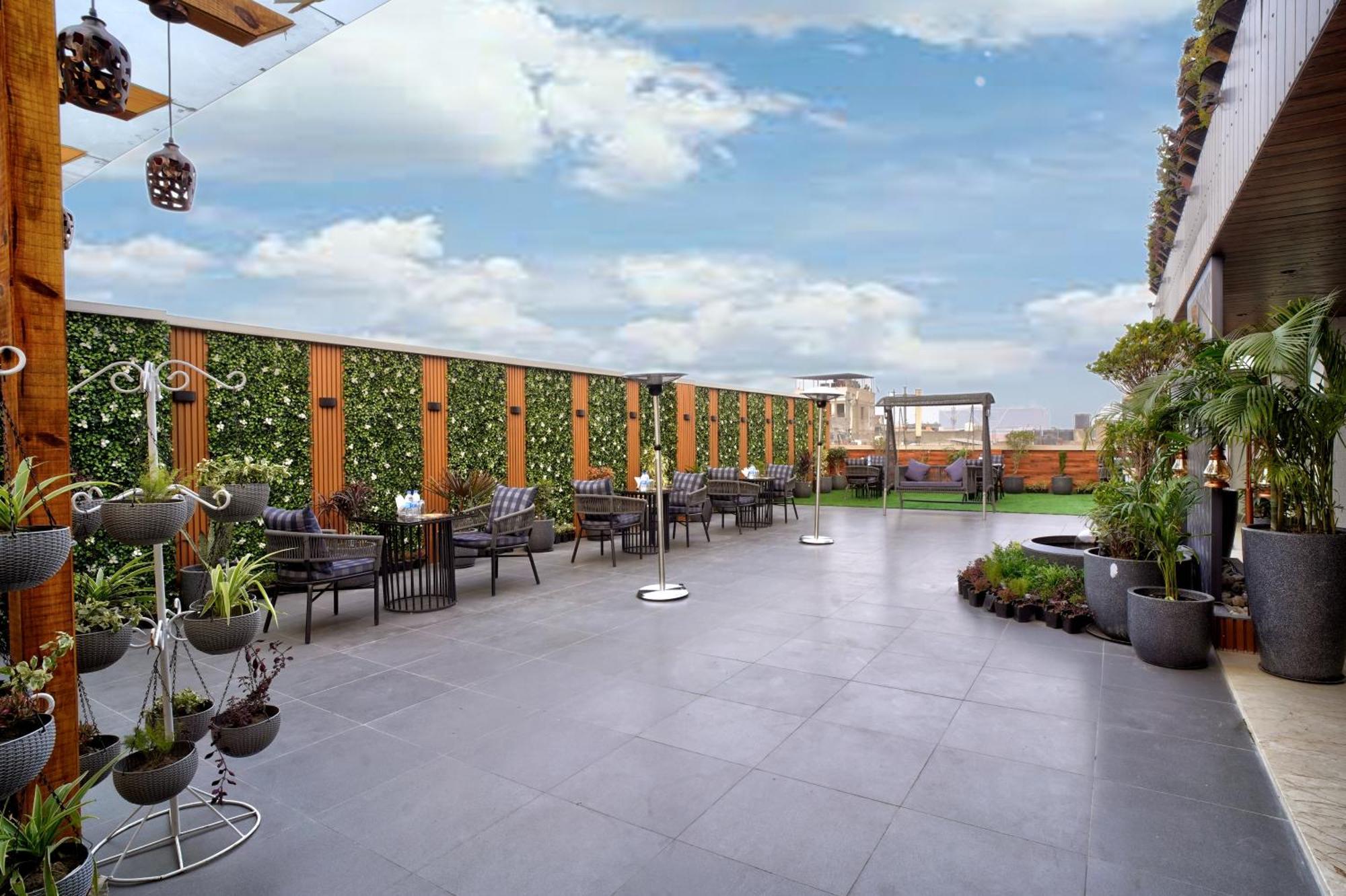Newly Built Gold The Royal With Rooftop Restaurant - 2mins Walk From Rail Station & 5mins From Connaught Place 4* New Delhi